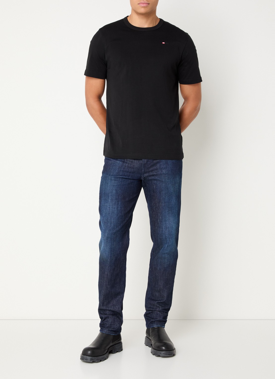 Diesel 2023 D-Finitive tapered fit jeans met donkere wassing - voorkant 2 indigo