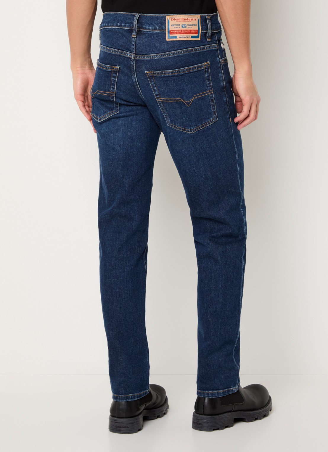 Diesel 2023 D-Finitive tapered fit jeans met donkere wassing - achterkant 5 indigo