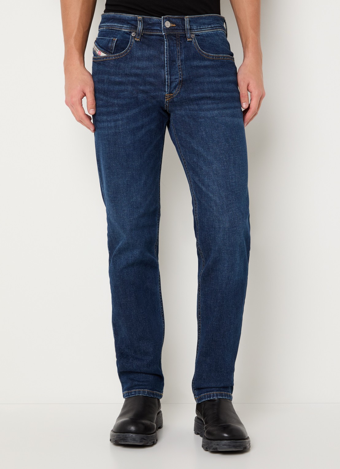 Diesel 2023 D-Finitive tapered fit jeans met donkere wassing - detail 3 indigo