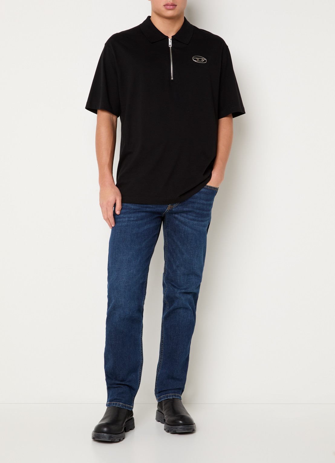 Diesel 2023 D-Finitive tapered fit jeans met donkere wassing - voorkant 2 indigo