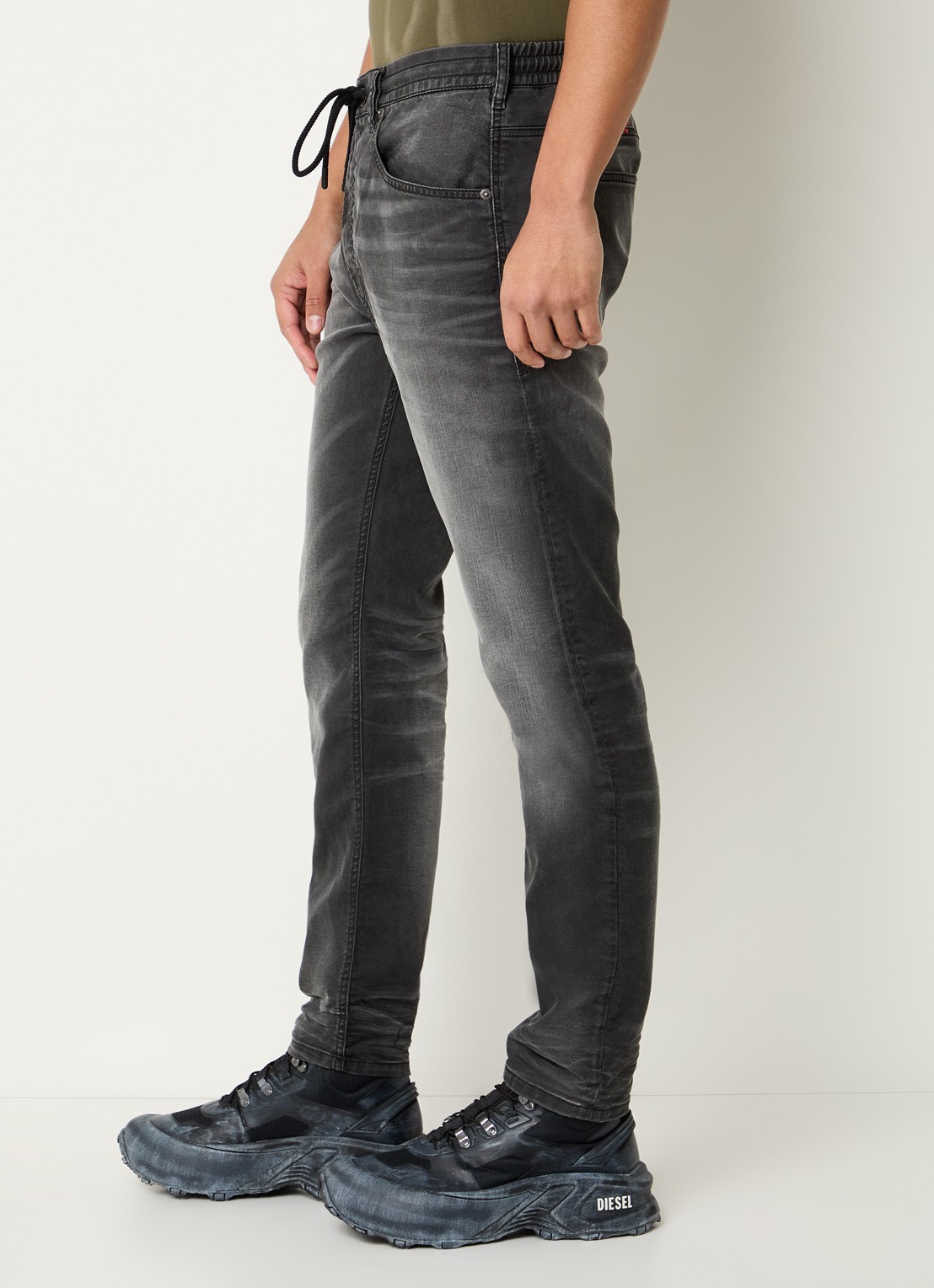 Diesel 2032 D-Krooley-B Joggjeans® slim fit jeans met gekleurde wassing - detail 3 grijs