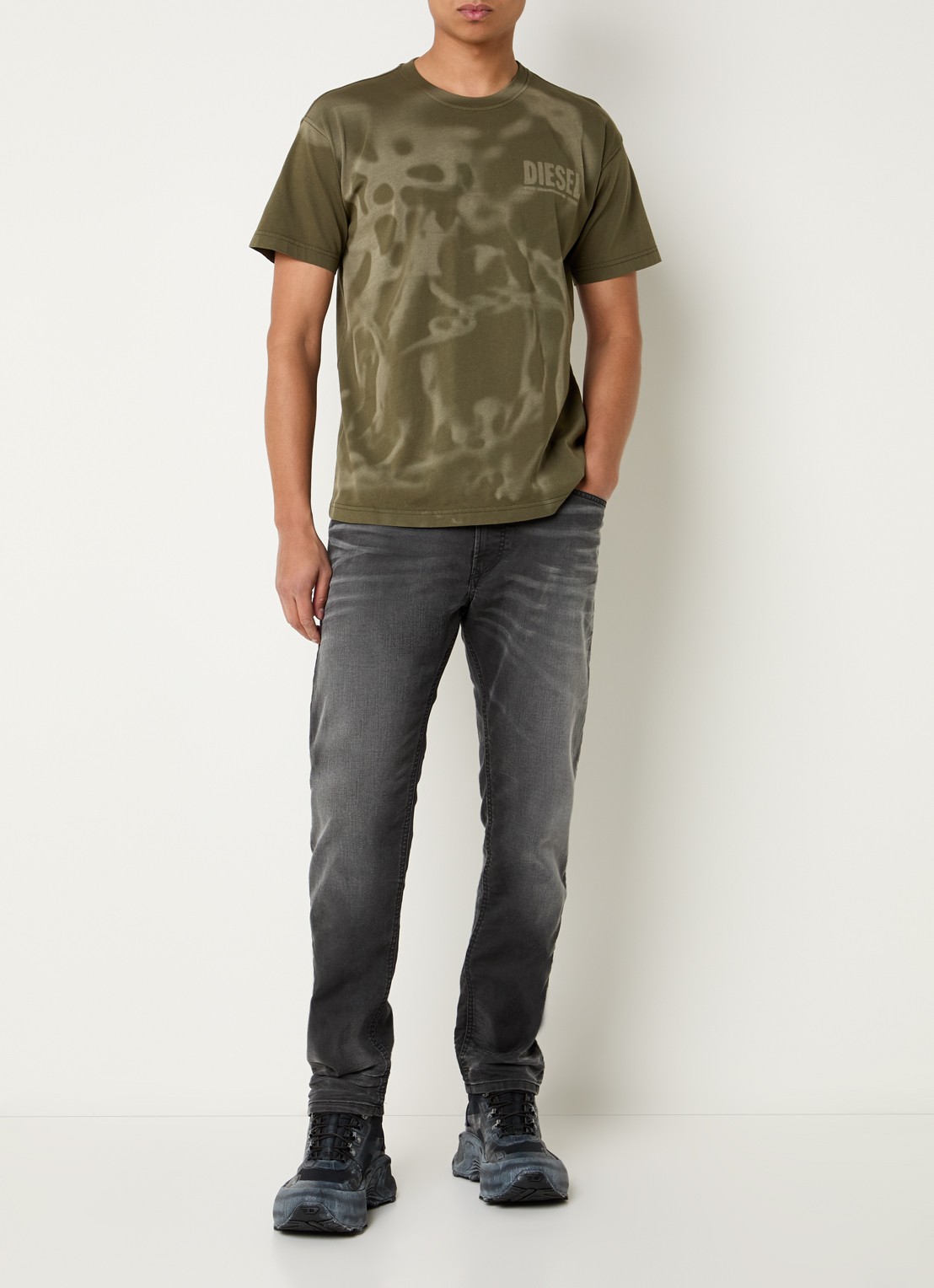 Diesel 2032 D-Krooley-B Joggjeans® slim fit jeans met gekleurde wassing - voorkant 5 grijs