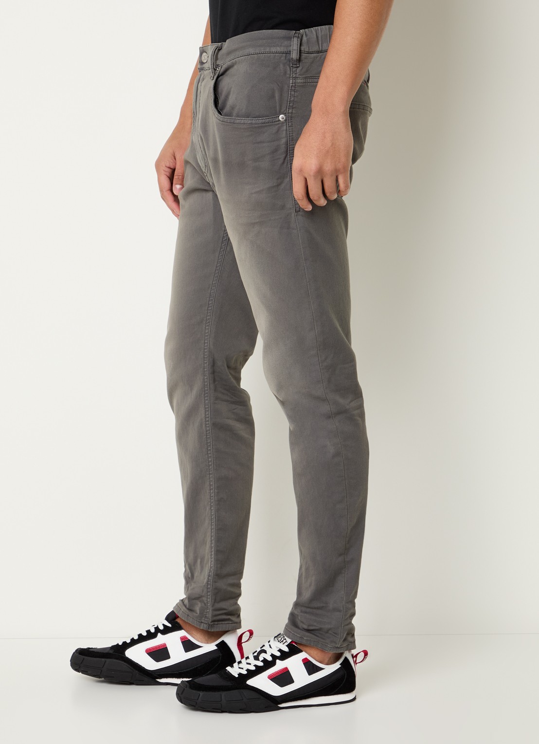 Diesel 2032 D-Krooley-Bw Joggjeans® slim fit jeans met gekleurde wassing - detail 2 grijs