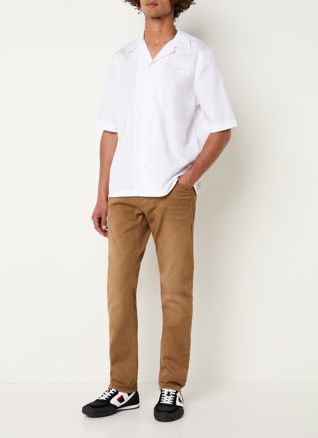 Diesel 2032 D-Krooley-BW straight leg jeans met gekleurde wassing  - voorkant 2 bruin