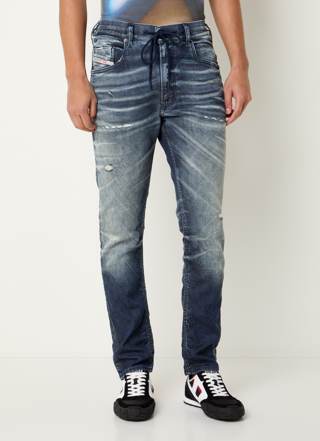 Diesel 2032 D-Krooley Joggjeans® slim fit jeans met destroyed afwerking - detail 3 indigo