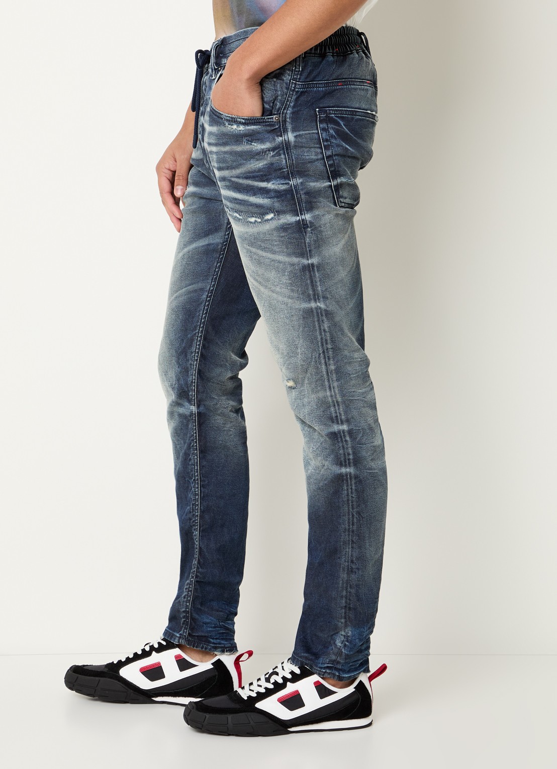 Diesel 2032 D-Krooley Joggjeans® slim fit jeans met destroyed afwerking - detail 4 indigo