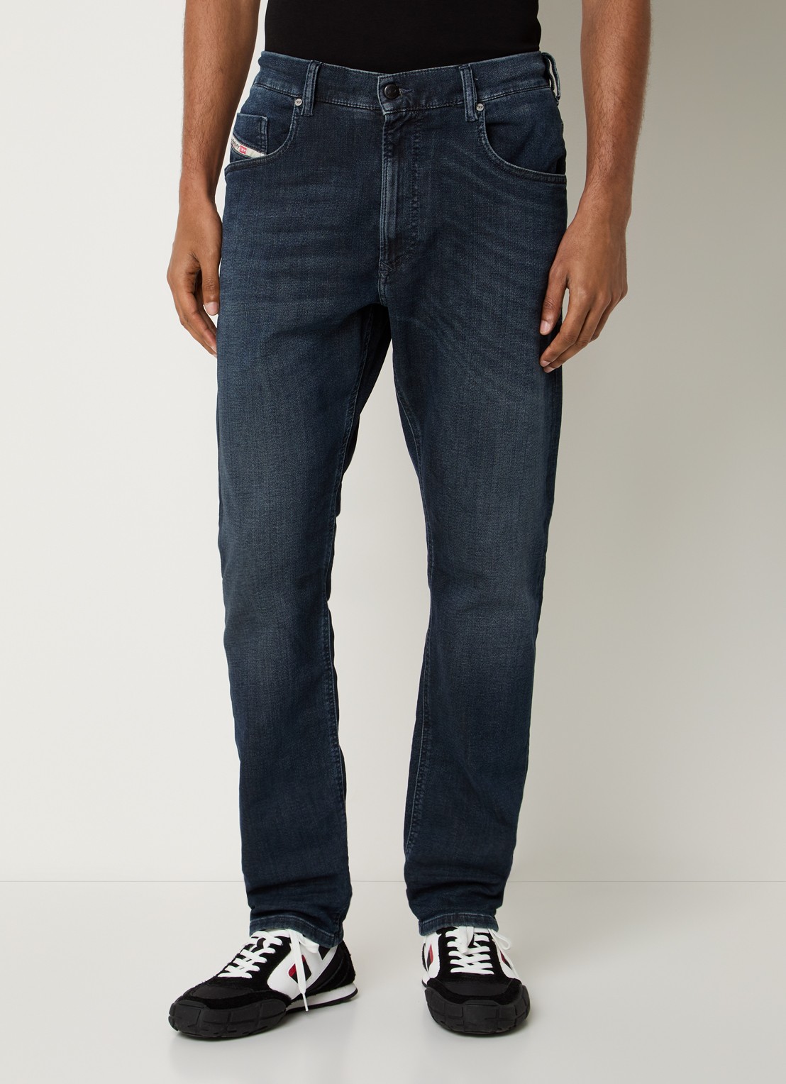 Diesel 2032 D-KROOLEY loose fit jeans met donkere wassing - detail 3 indigo