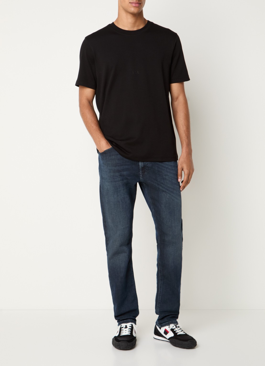 Diesel 2032 D-KROOLEY loose fit jeans met donkere wassing - voorkant 2 indigo