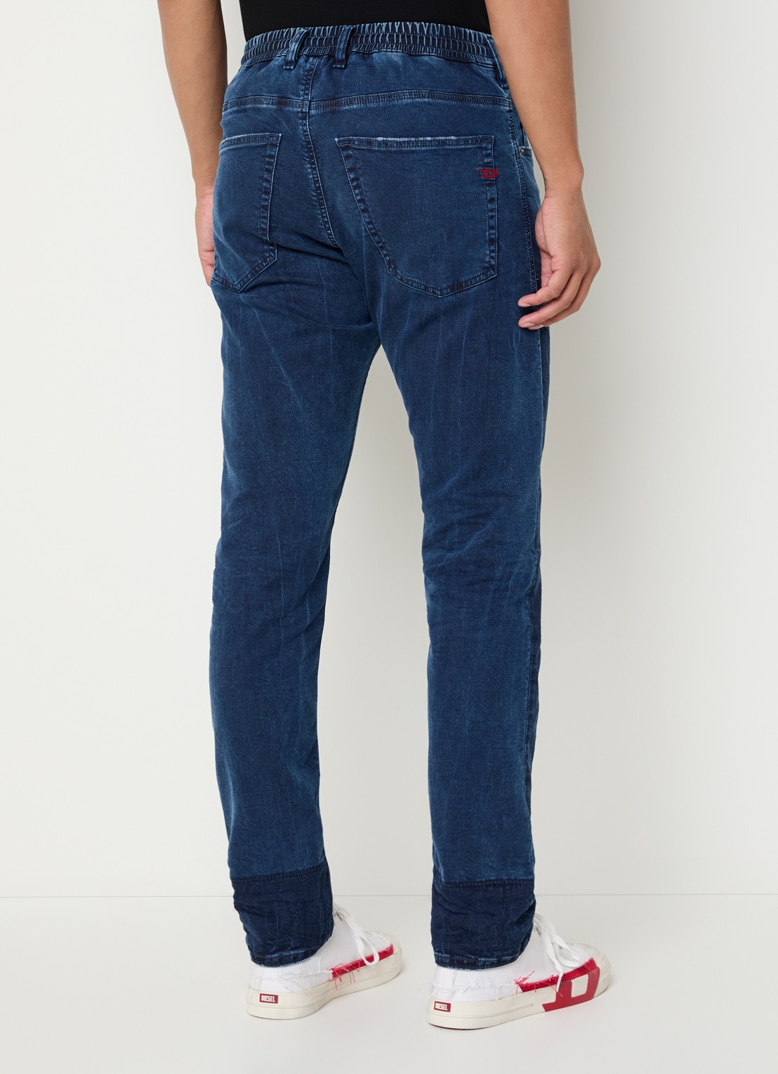 Diesel 2032 D-krooley slim fit joggingbroek van denim  - achterkant indigo
