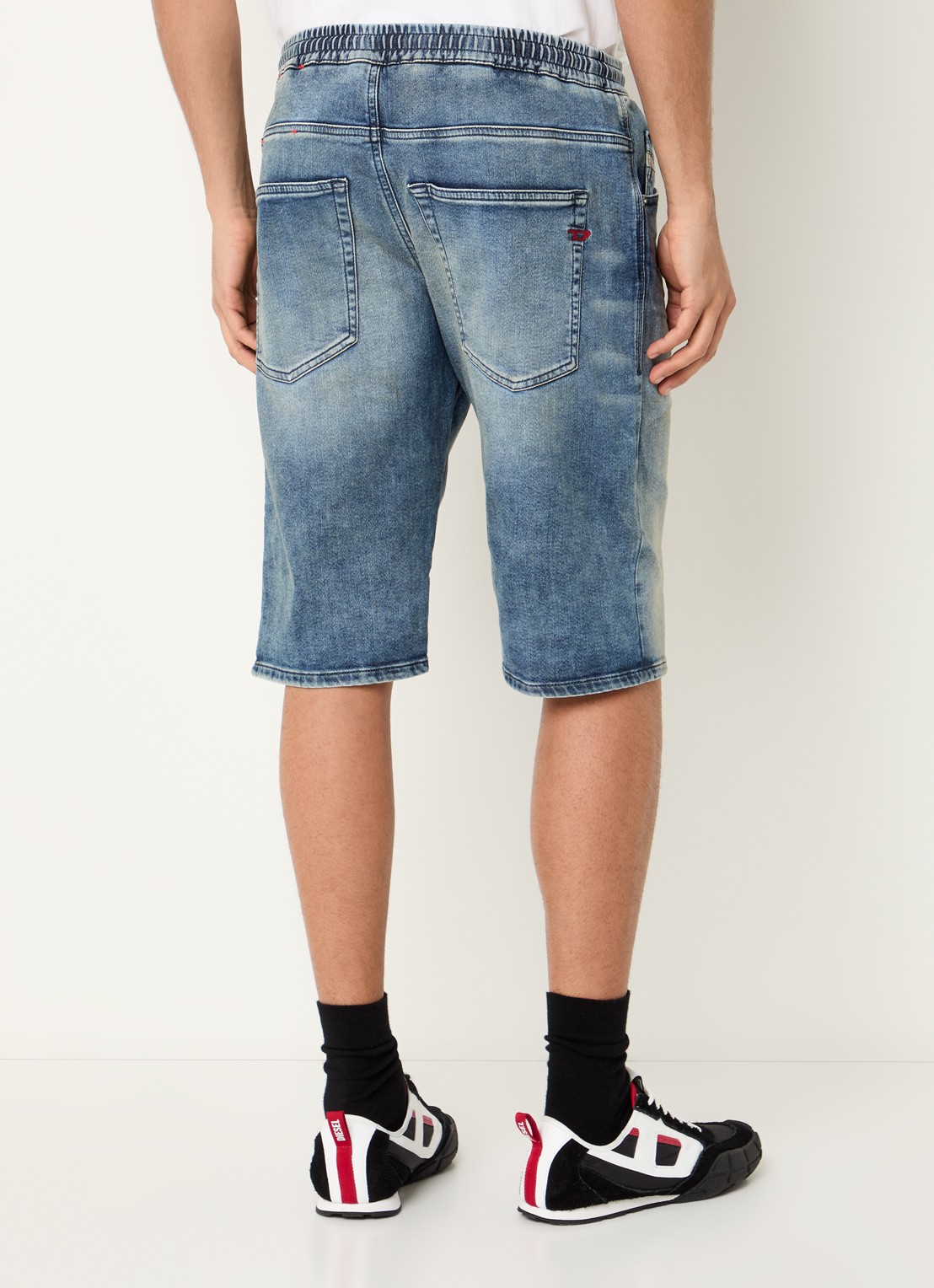 Diesel 2033 D-Krooley Joggjeans® straight fit korte broek van denim - achterkant indigo