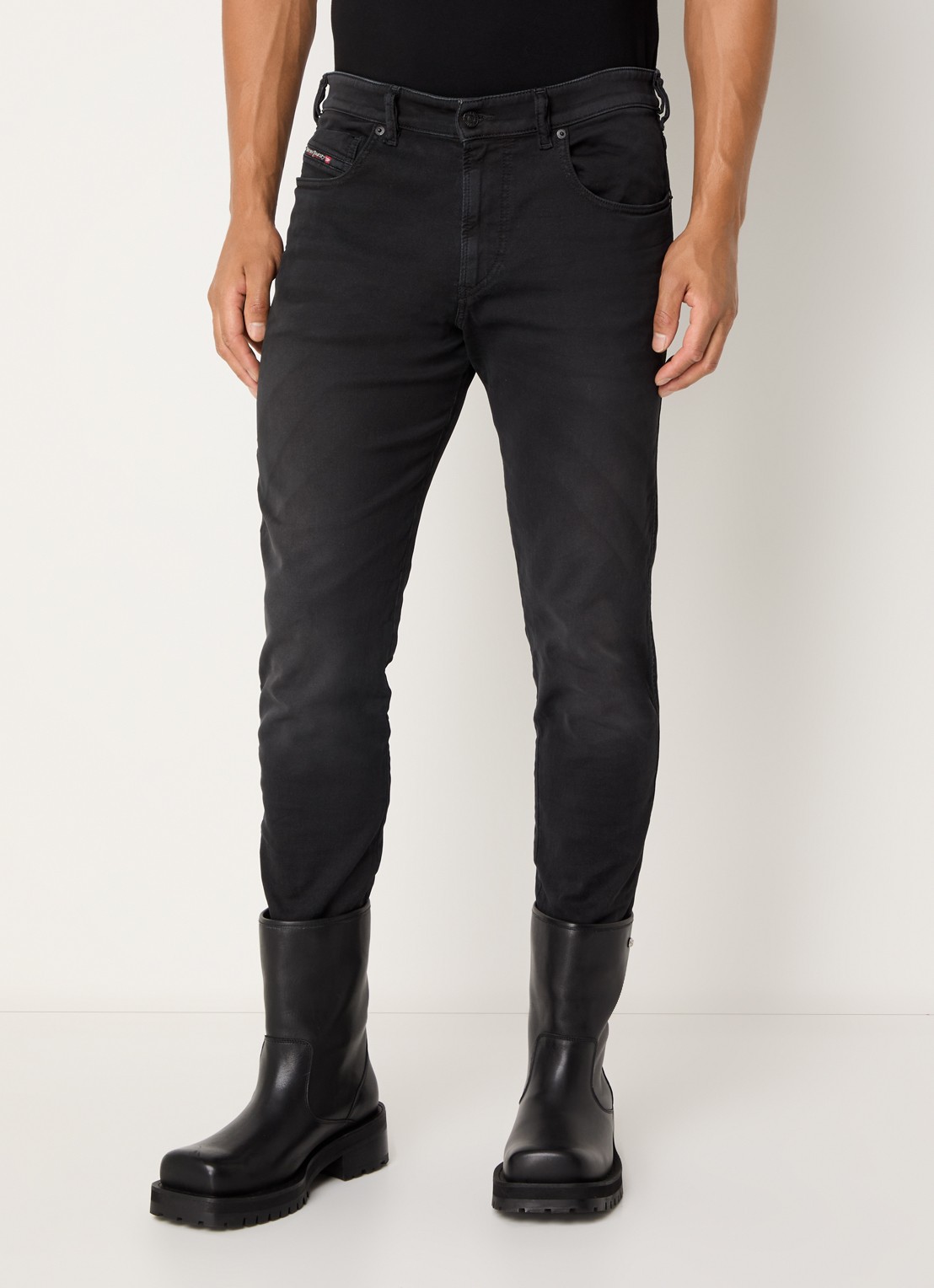 Diesel 2062 D-Strukt-B JoggJeans® slim fit jeans met gekleurde wassing - detail zwart