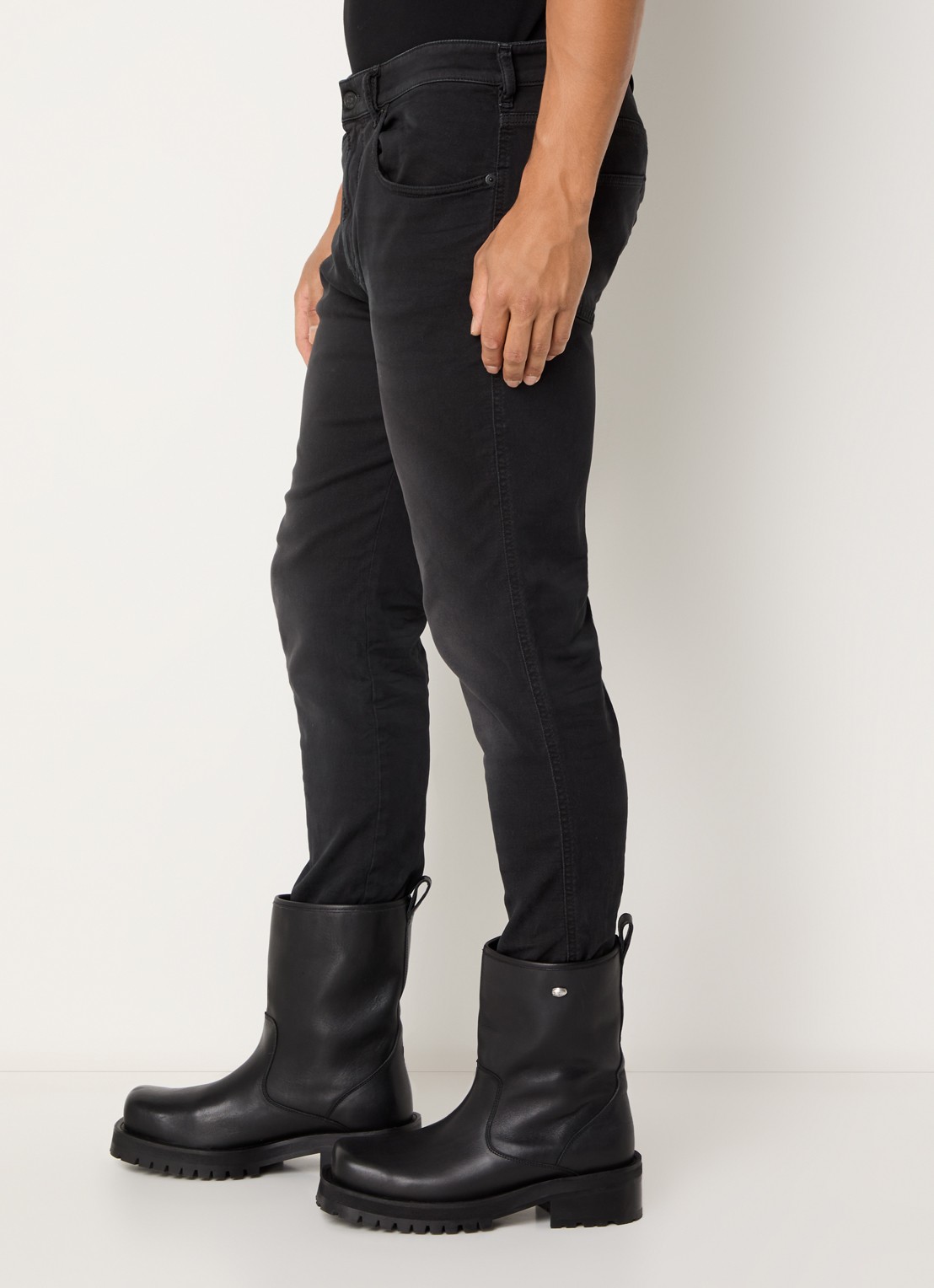 Diesel 2062 D-Strukt-B JoggJeans® slim fit jeans met gekleurde wassing - detail 2 zwart