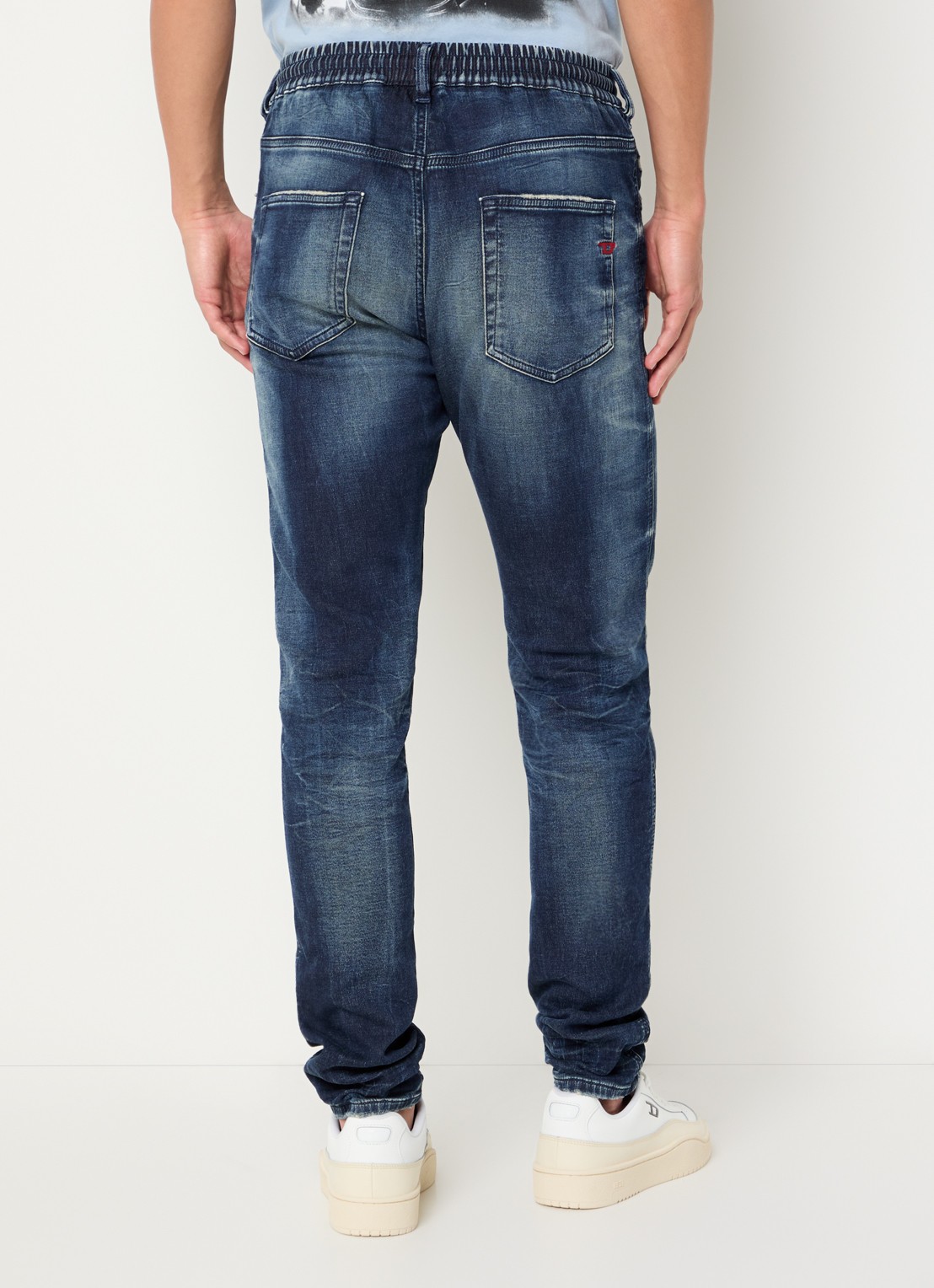 Diesel 2062 D-Strukt-B JoggJeans® slim fit jeans met verwassen afwerking - achterkant indigo