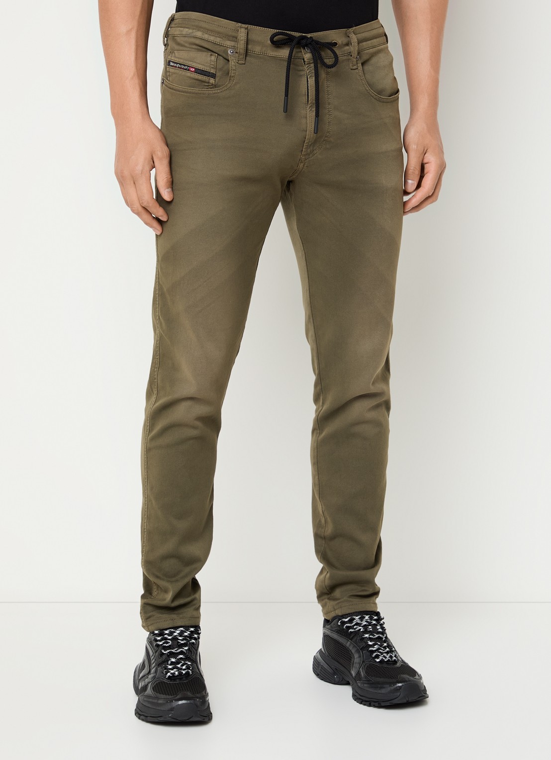 Diesel 2062 D-Strukt JoggJeans® tapered  jeans met gekleurde wassing  - detail 3 legergroen