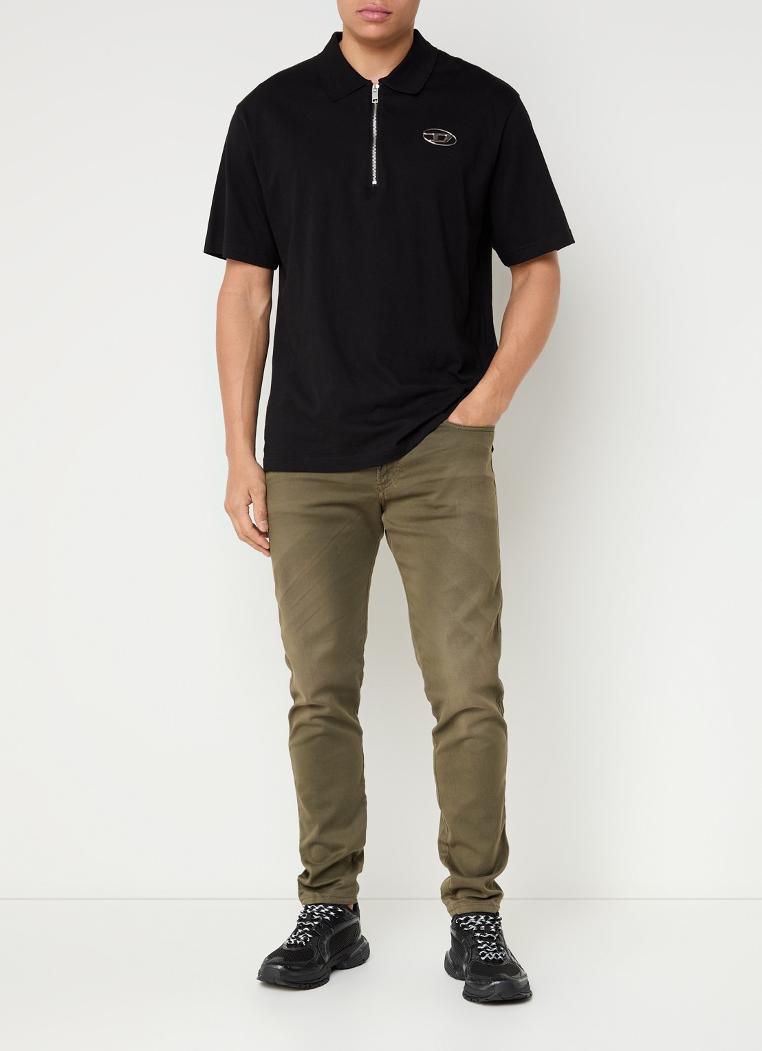 Diesel 2062 D-Strukt JoggJeans® tapered  jeans met gekleurde wassing  - voorkant 2 legergroen