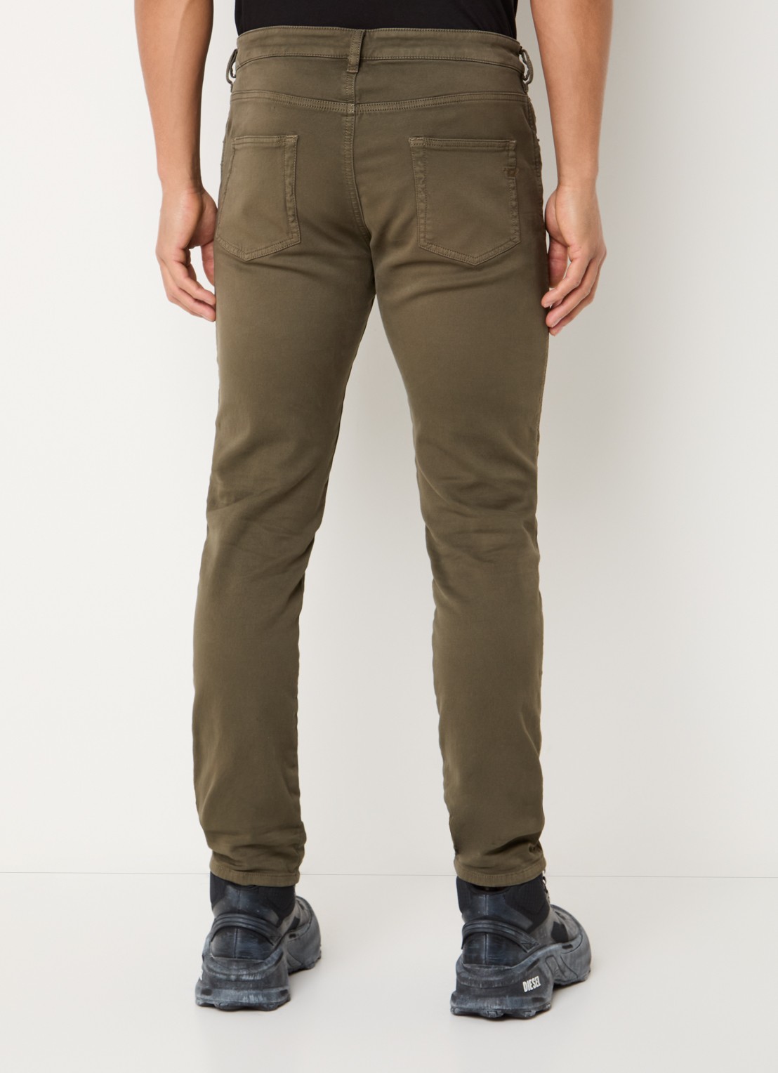 Diesel 2062 D-Strukt slim fit chino met steekzakken - achterkant 3 mosgroen