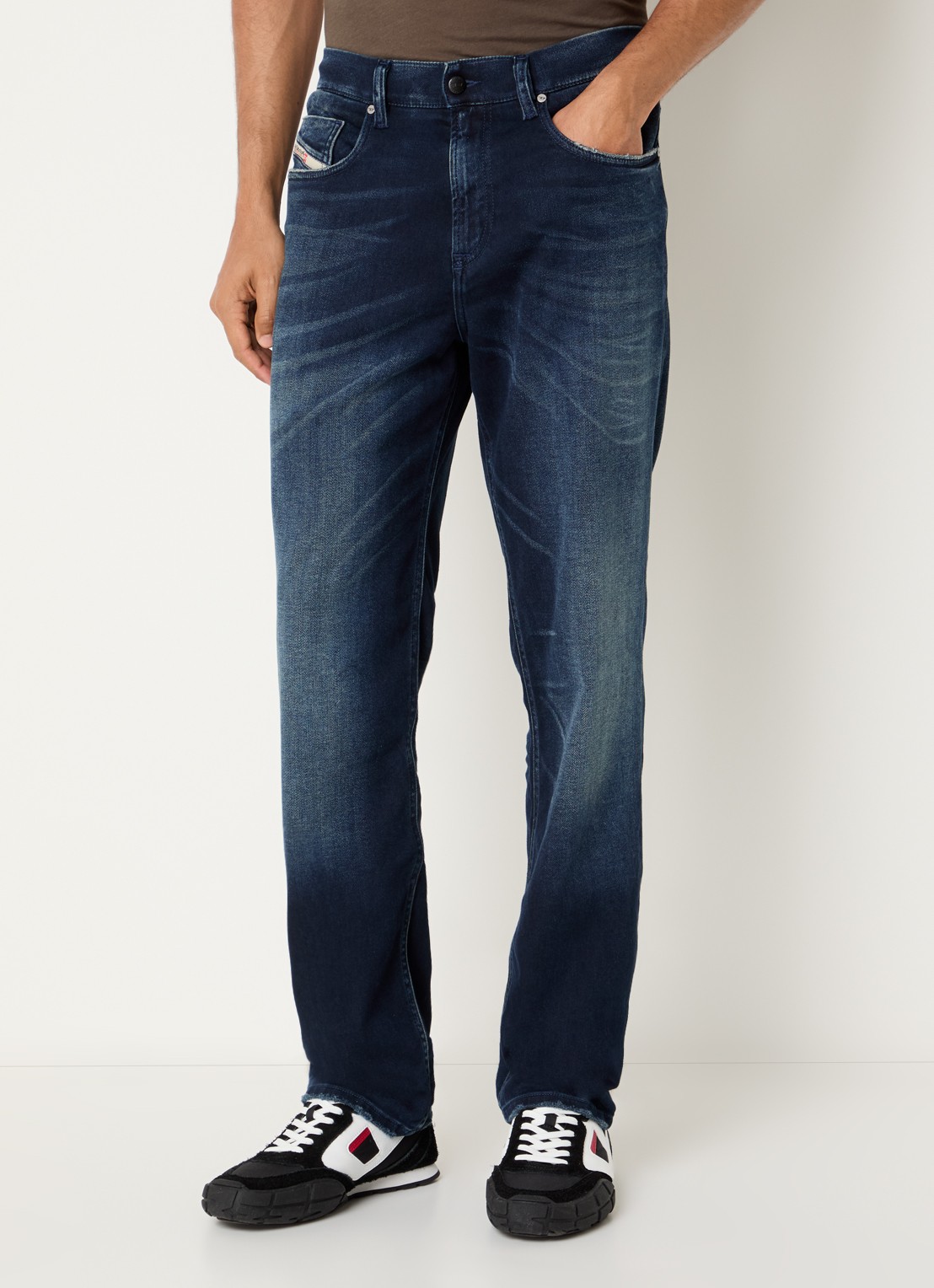 Diesel 2090 D-Veekley Joggjeans® straight fit jeans met donkere wassing - detail 4 grijsmele