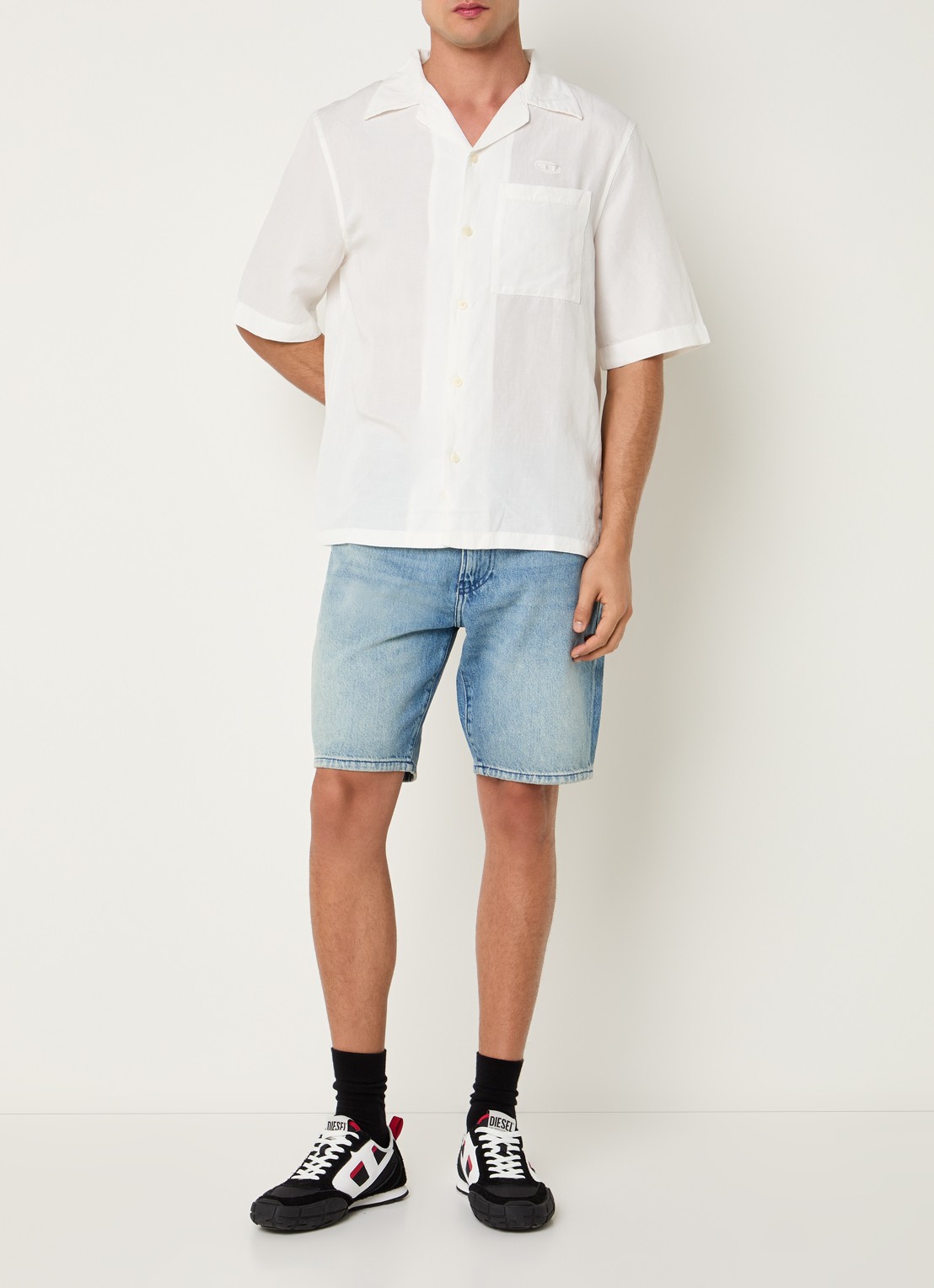 Diesel D-Fin straight fit korte broek van denim met lichte wassing - voorkant 4 indigo
