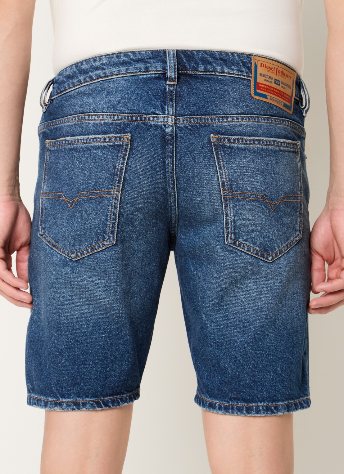 Diesel D-Fin straight leg korte broek van denim - achterkant indigo