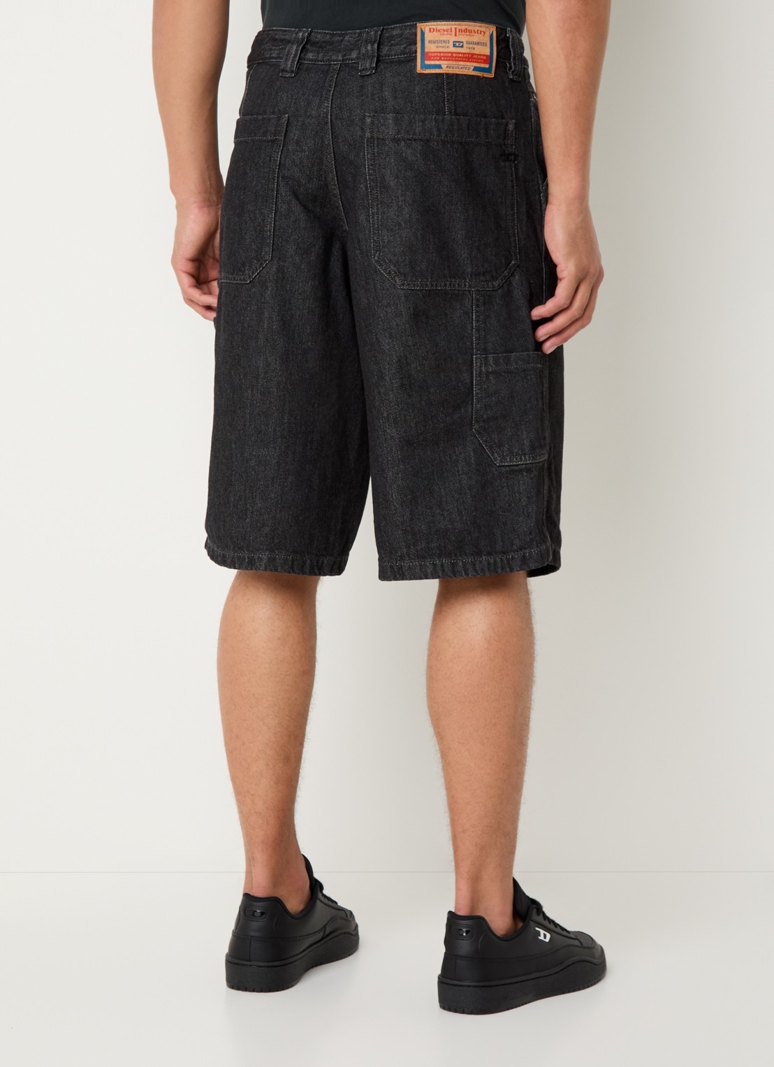 Diesel D-Livery loose fit korte broek van denim met gekleurde wassing - achterkant zwart