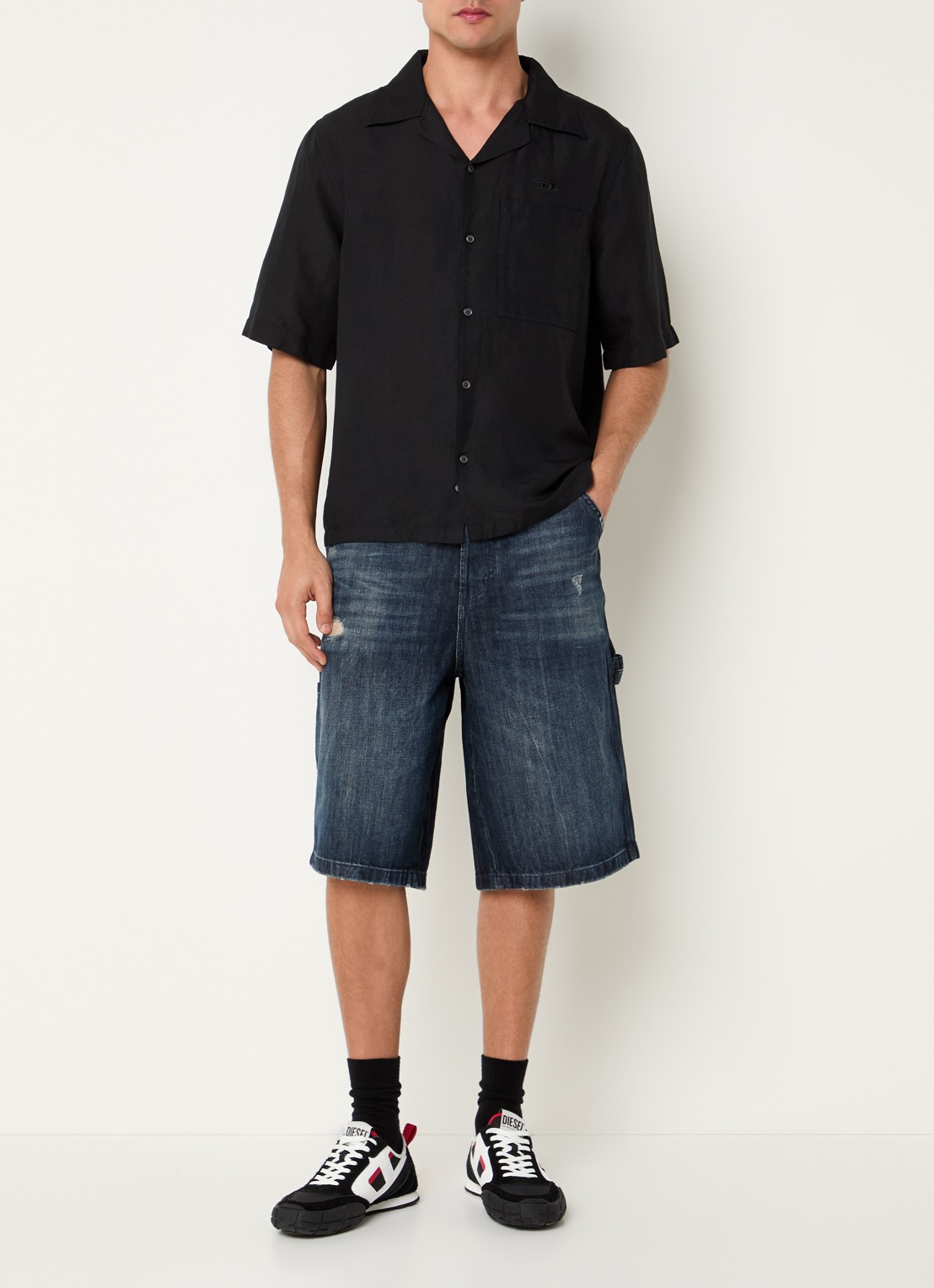 Diesel D-Livery-W loose fit korte broek van denim met donkere wassing - voorkant 3 indigo