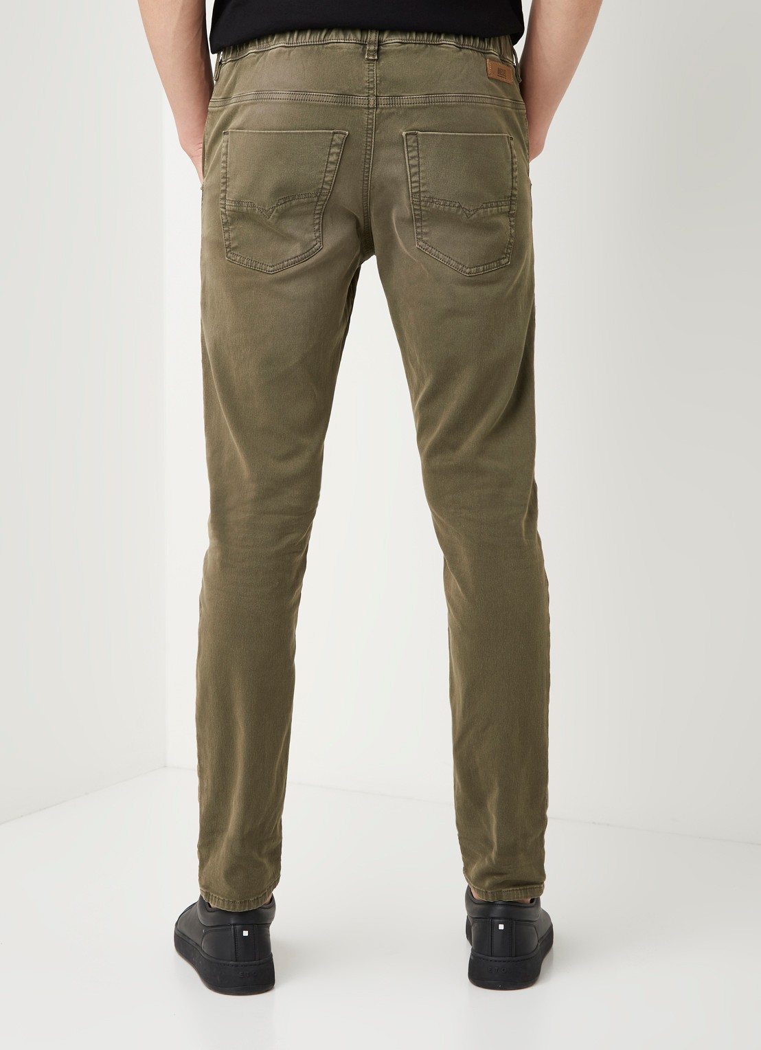 Diesel Krooley-E-Ne tapered jogg jeans met stretch - achterkant 3 legergroen