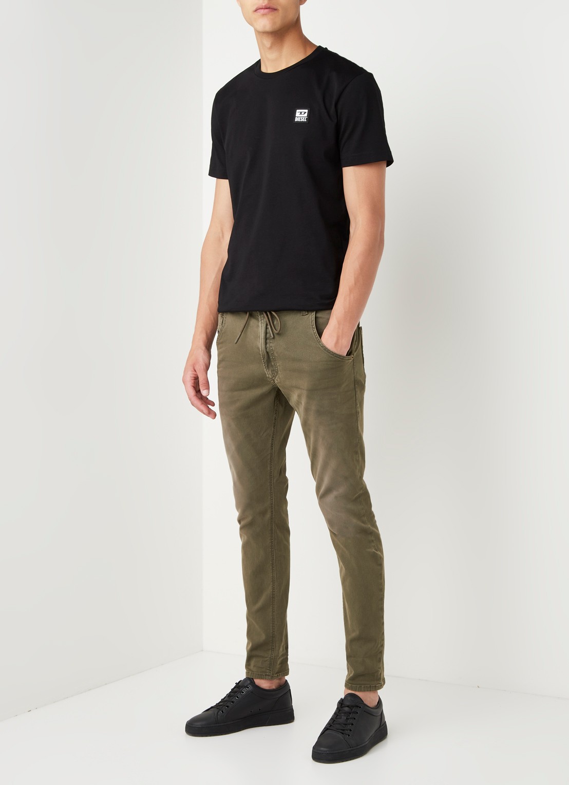 Diesel Krooley-E-Ne tapered jogg jeans met stretch - voorkant 2 legergroen