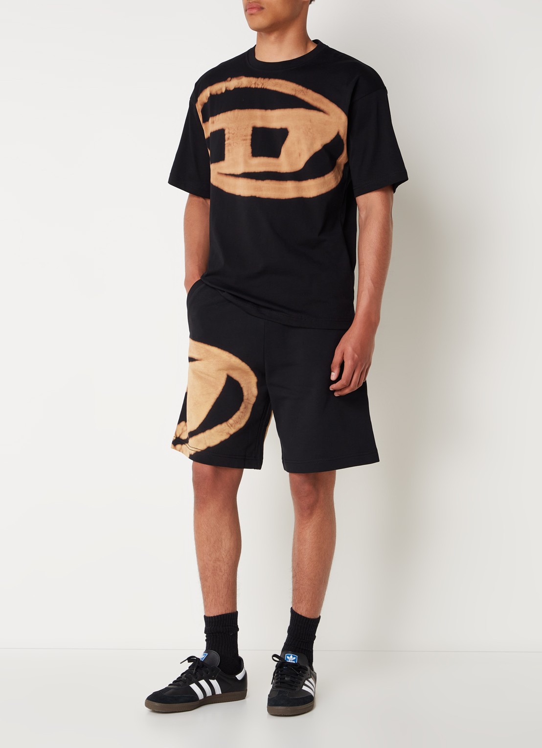 Diesel P-crow loose fit korte joggingbroek met logoprint - voorkant 2 camel
