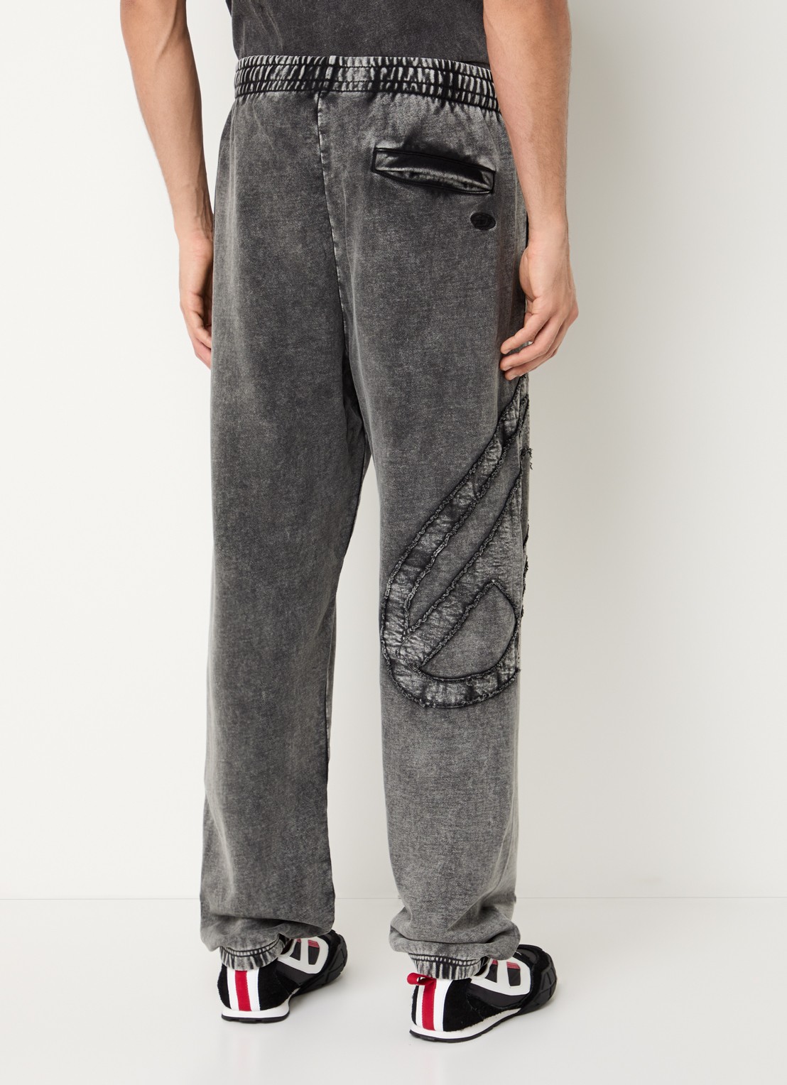 Diesel P-Marky-Den tapered fit joggingbroek met verwassen afwerking en logo - achterkant antraciet