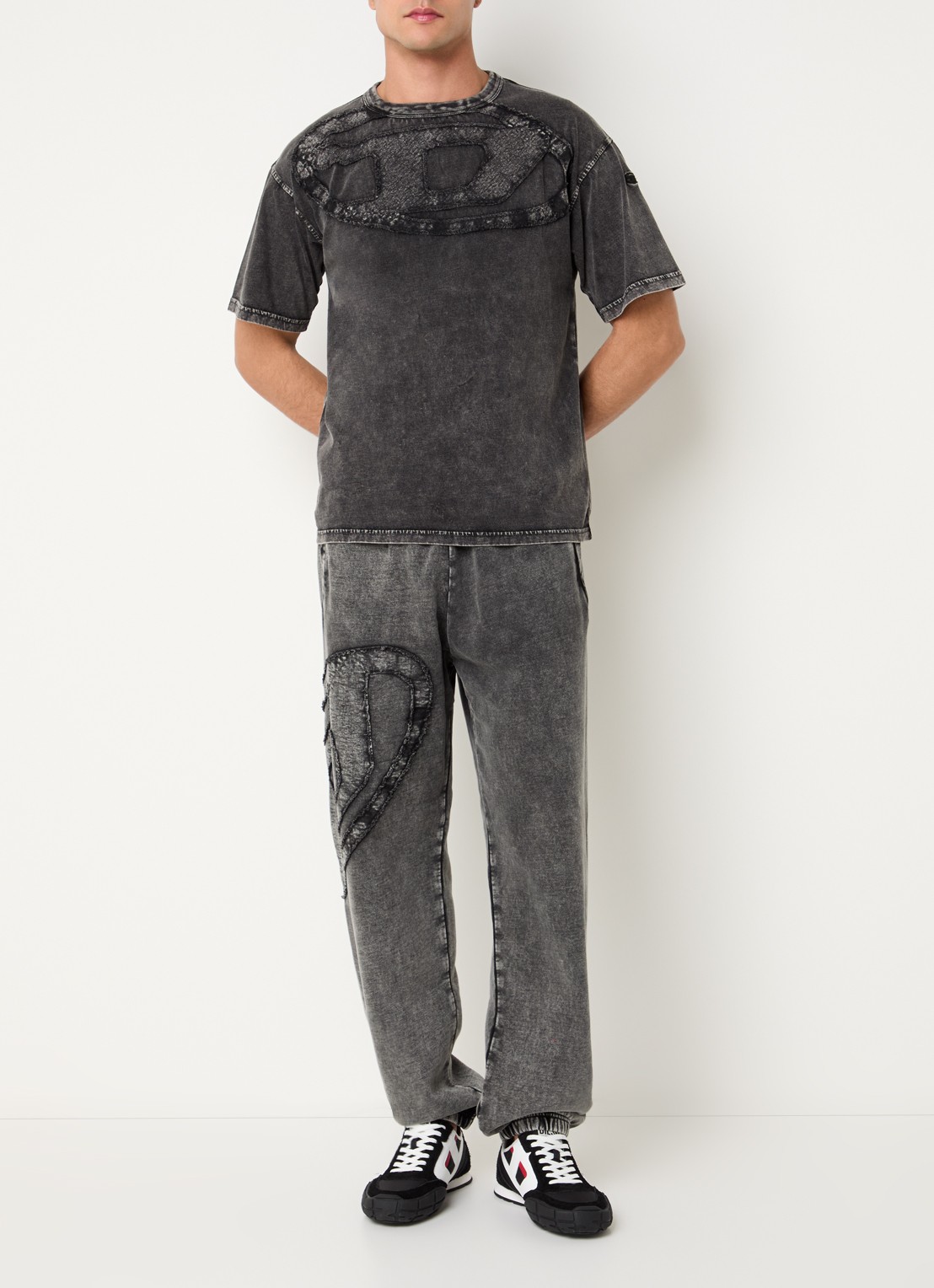 Diesel P-Marky-Den tapered fit joggingbroek met verwassen afwerking en logo - voorkant 3 antraciet