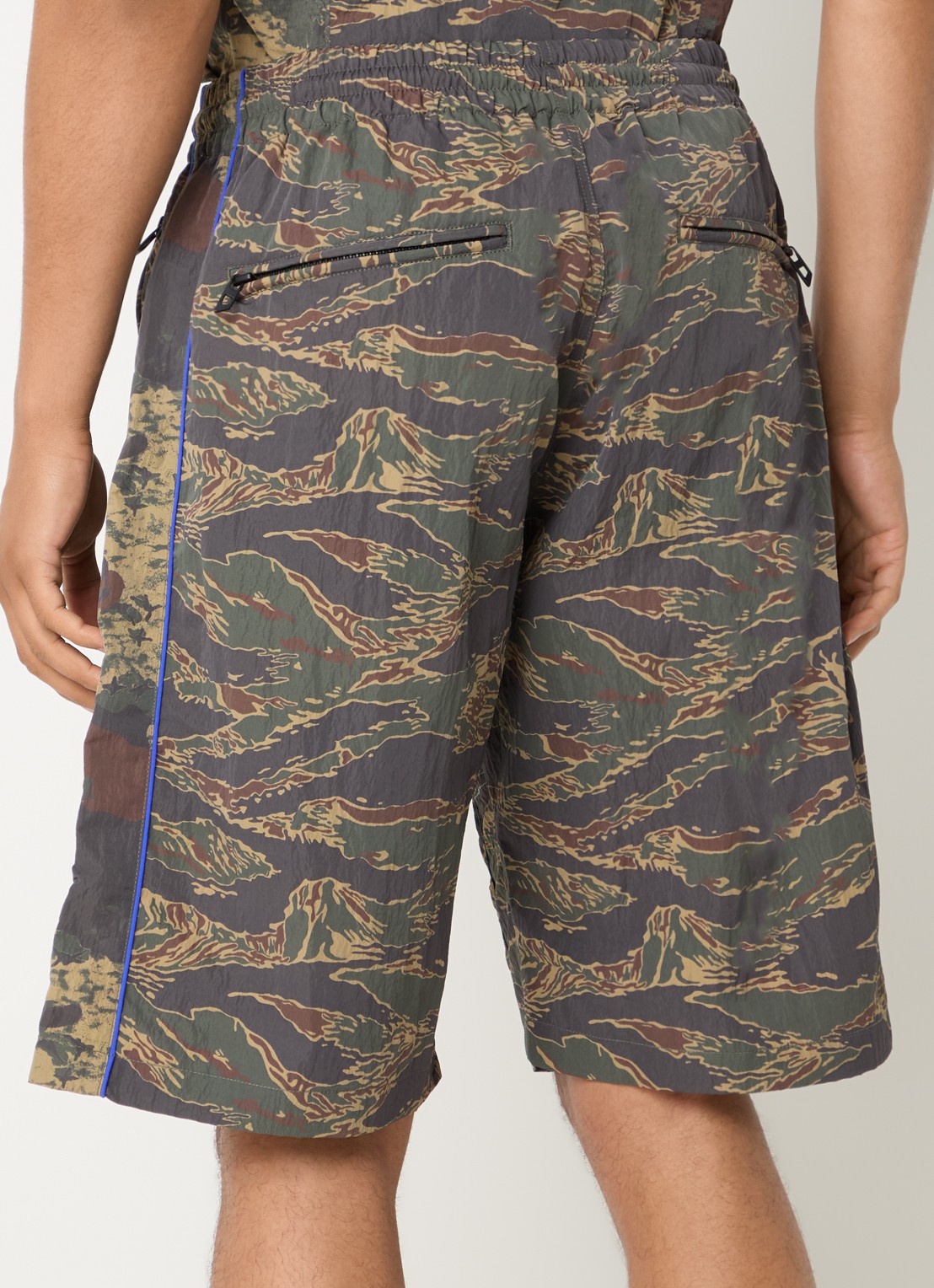 Diesel P-Ramos korte cargobroek met camouflageprint - achterkant olijfgroen