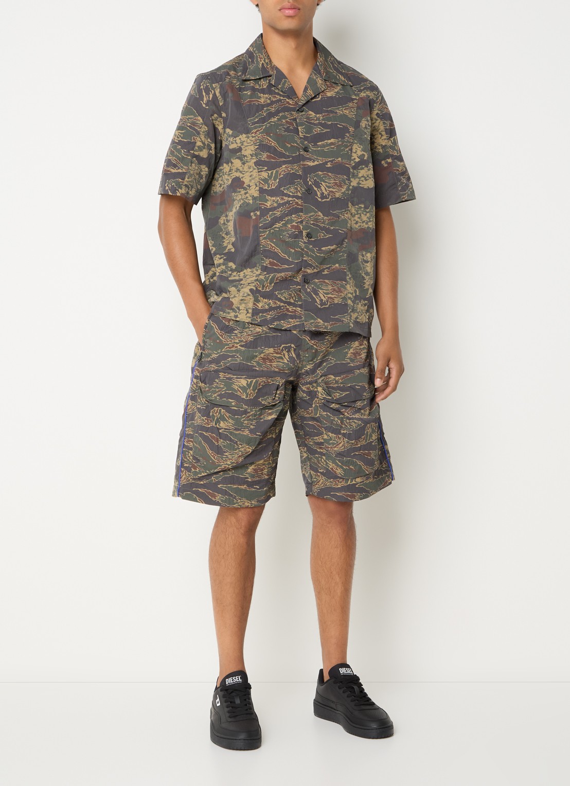Diesel P-Ramos korte cargobroek met camouflageprint - voorkant 4 olijfgroen