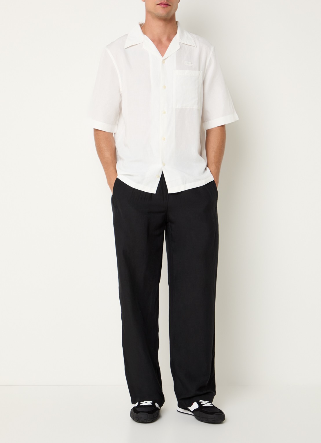 Diesel P-Theck-Pgbs wide fit broek in linnenblend met steekzakken - voorkant 2 zwart