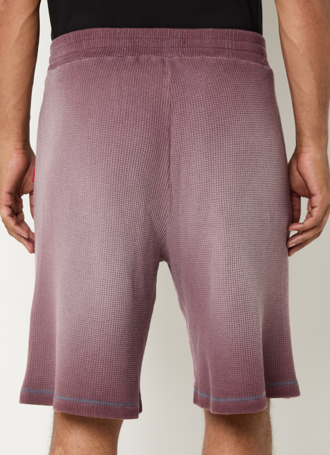 Diesel P-Warky straight fit korte joggingbroek met print en steekzakken - achterkant oudroze