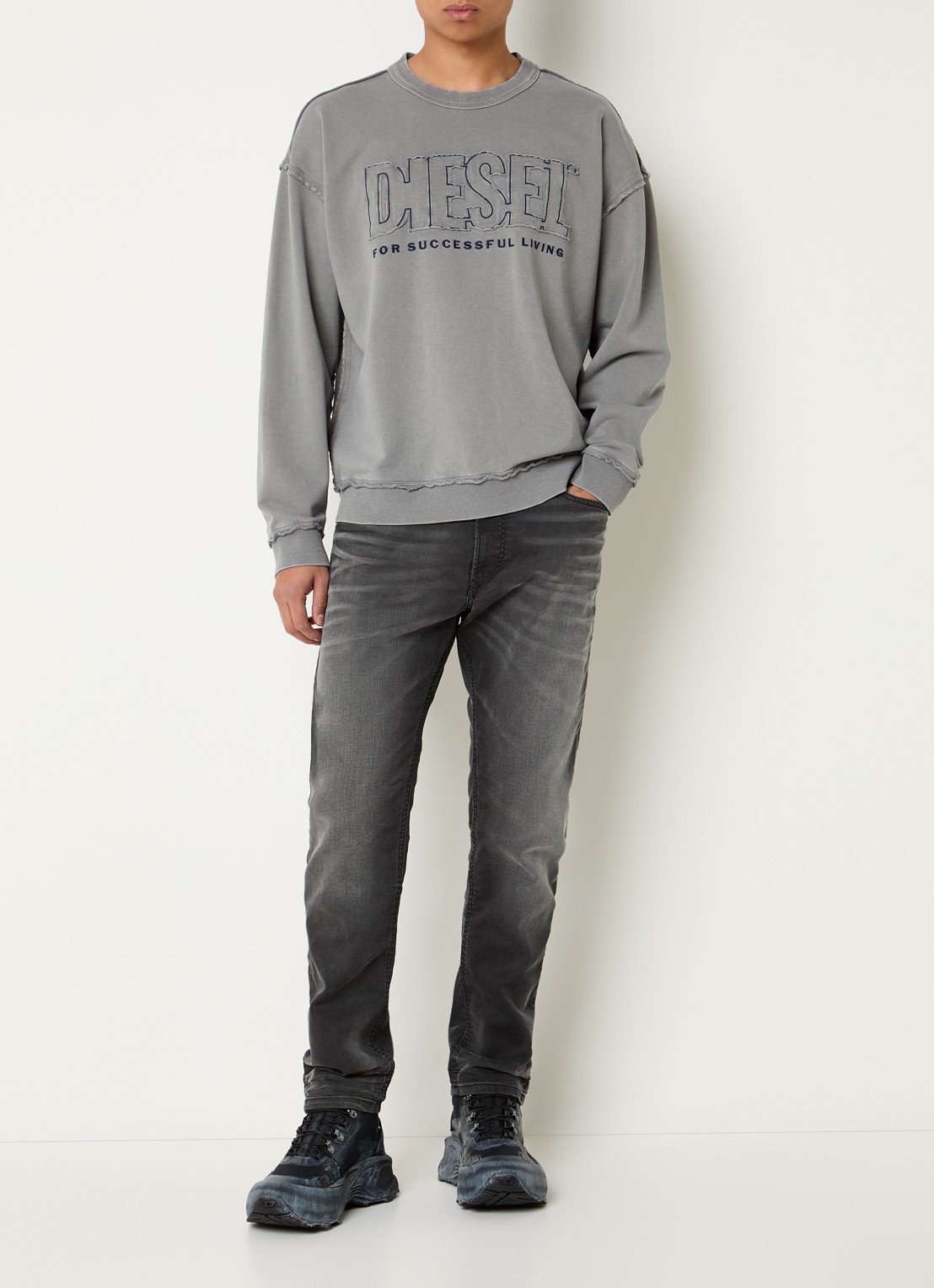Diesel S-Boxt-Raw-V1 sweater met destroyed afwerking en logo - voorkant 4 grijs