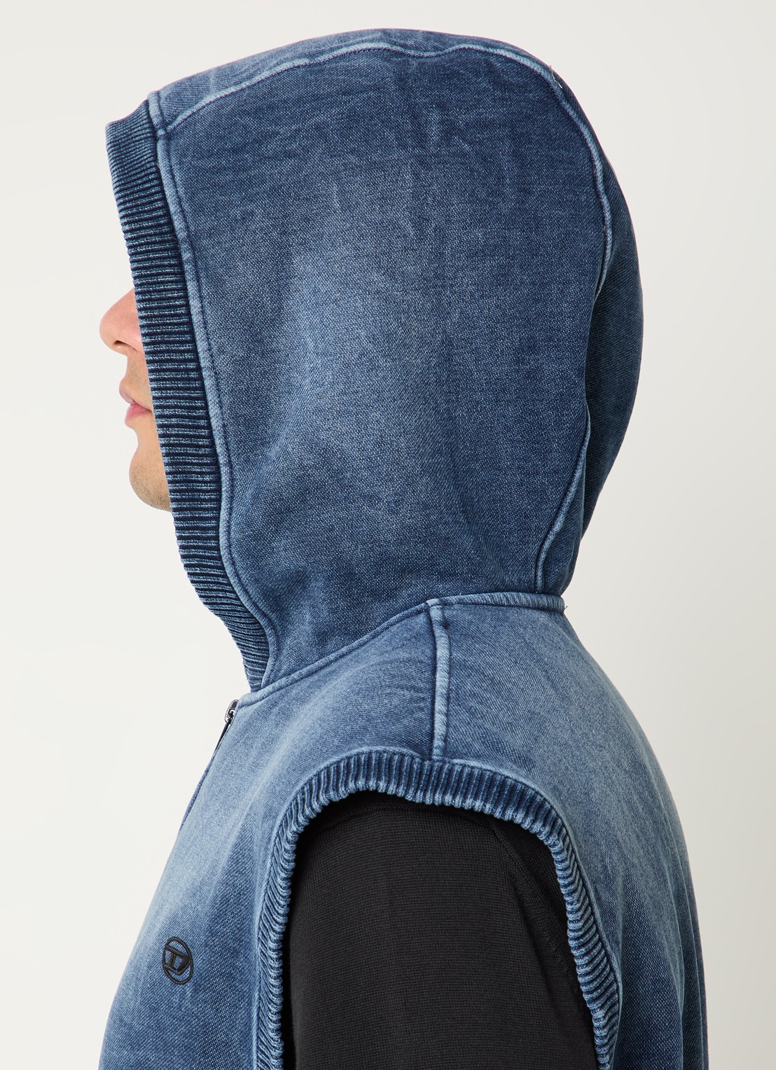 Diesel S-Hakel bodywarmer met capuchon en logo - detail 5 indigo