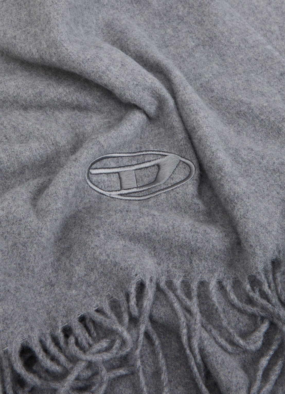 Diesel S-Imon-D-Long sjaal in wolblend 150 x 50 cm - detail 2 grijsmele