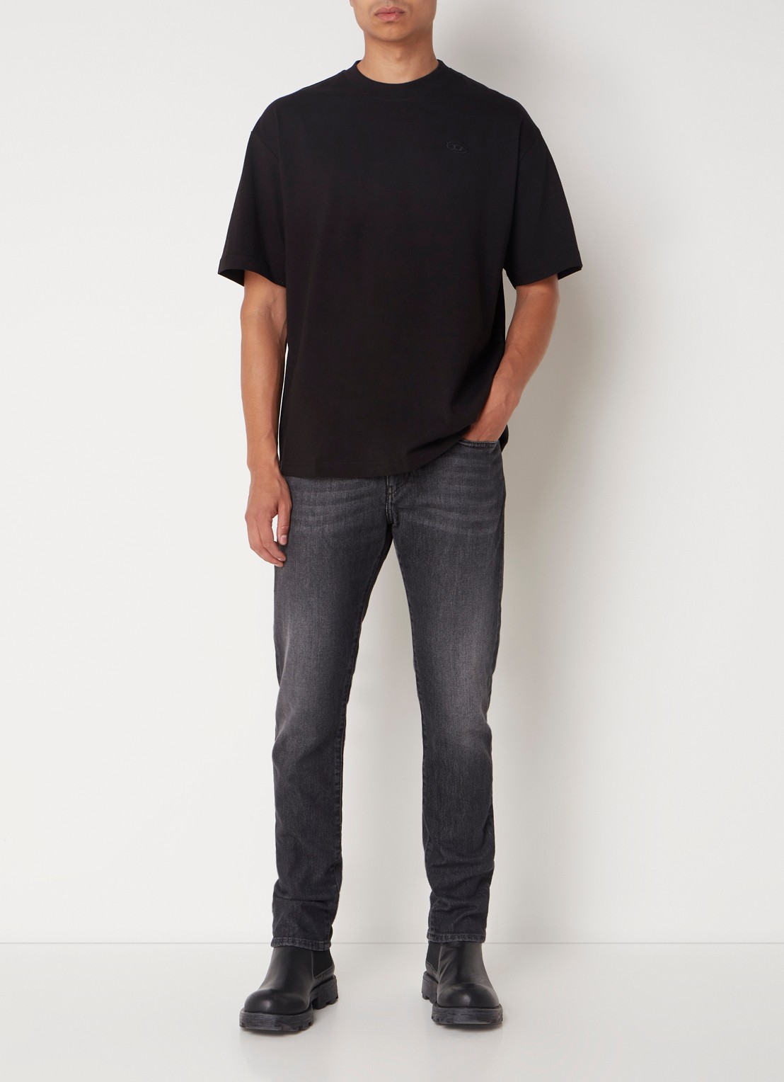 Diesel T-Boggy-Megoval T-shirt met logoborduring - voorkant 2 zwart