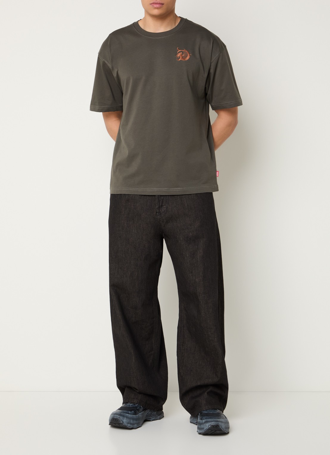 Diesel T-Boxt-AA11 T-shirt met front- en backprint - voorkant 2 olijfgroen