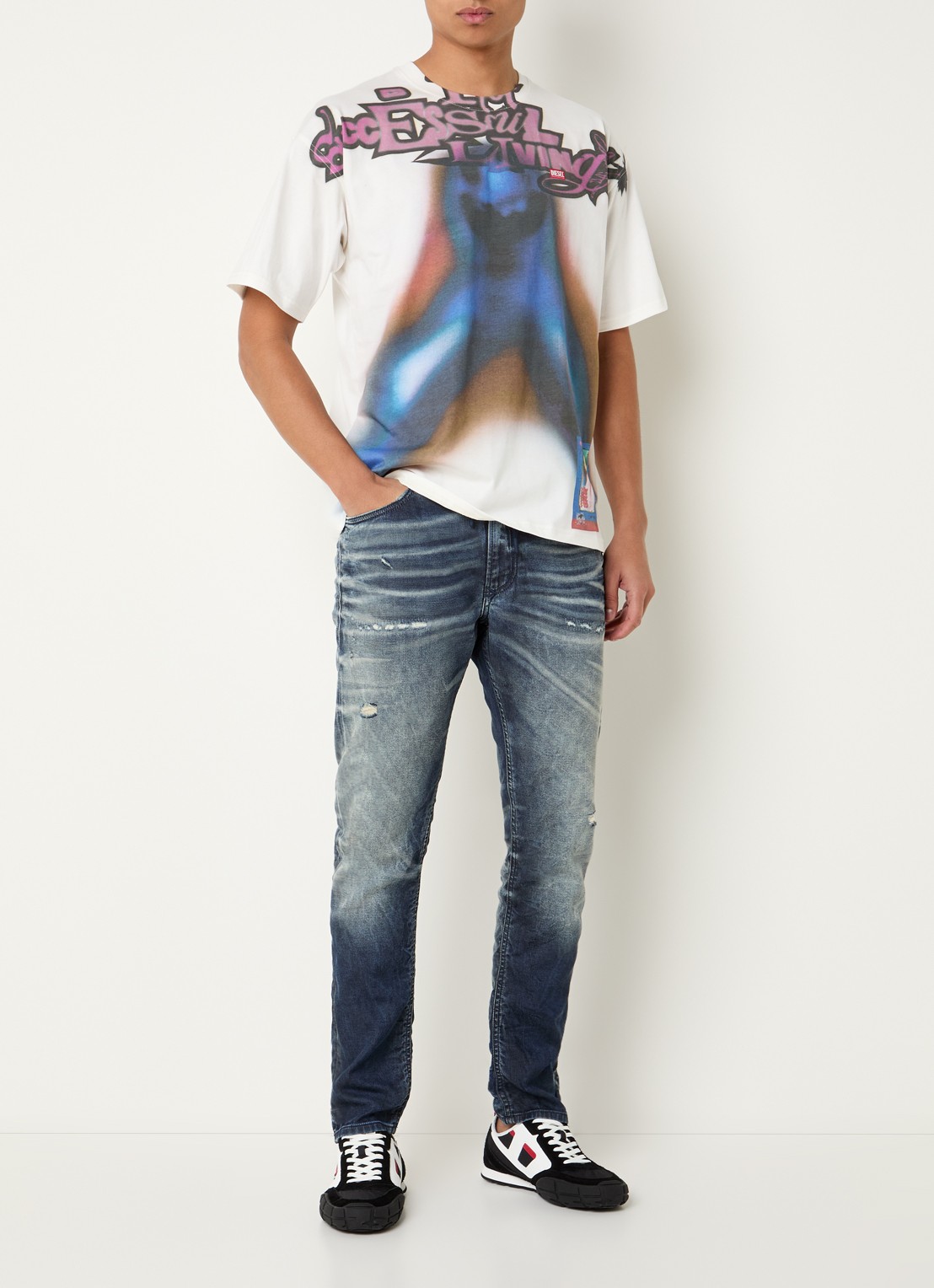 Diesel T-Boxt-V13 T-shirt met print en logo - voorkant 4 gebroken wit