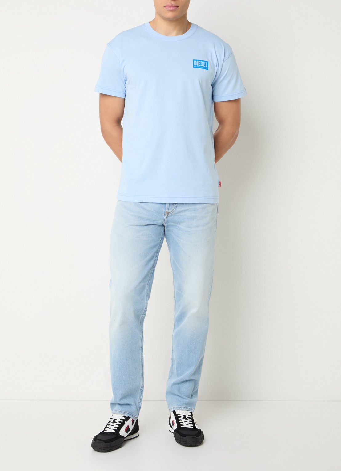 Diesel T-Norm-V13 T-shirt met logo - voorkant 2 lichtblauw