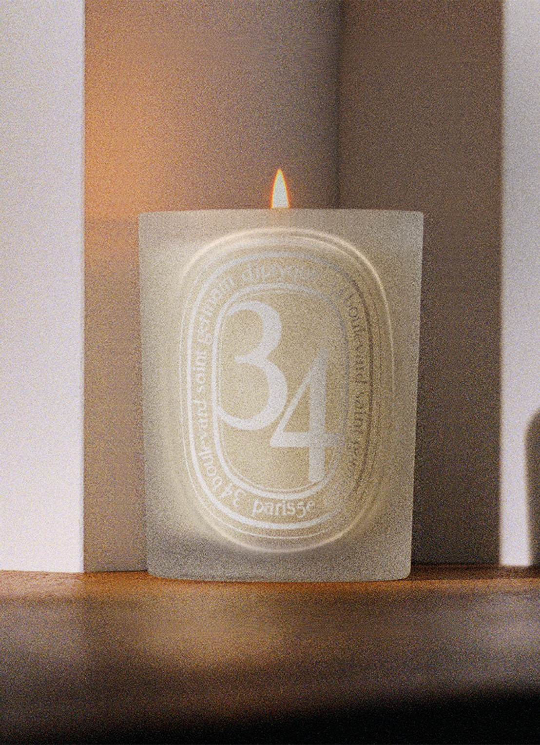 DIPTYQUE 34 Blvd Saint Germain geurkaars 300 gram - detail 3 beige