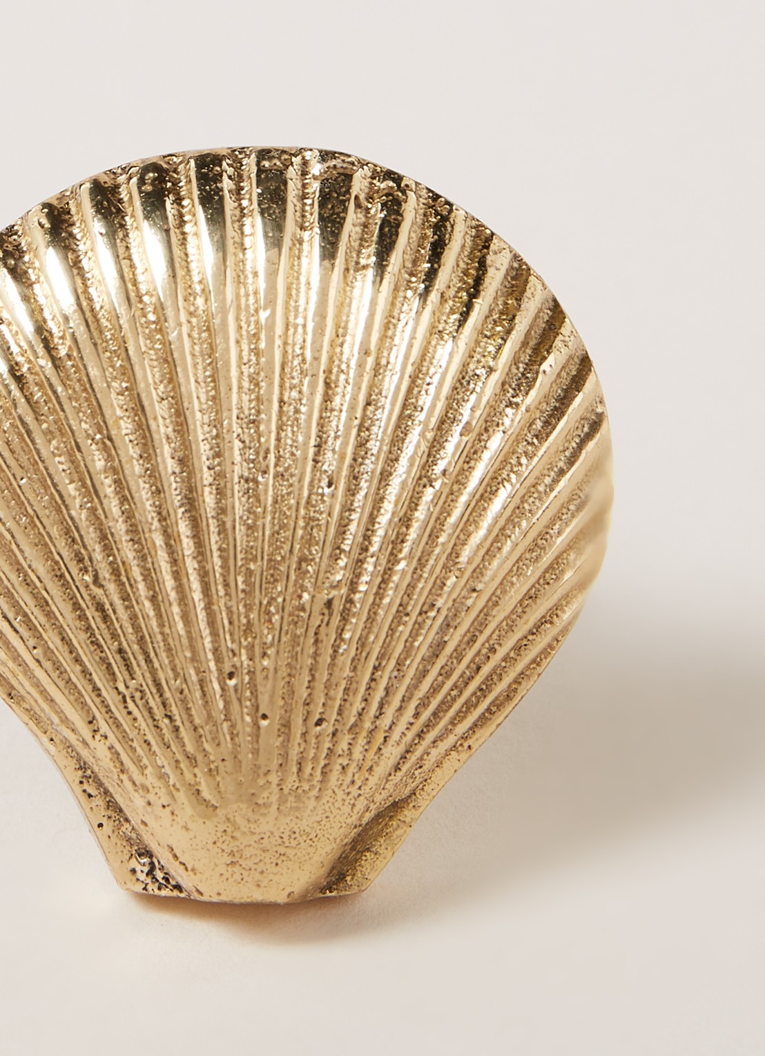 Doing Goods Abby Shell enkele kapstokknop van gerecyled messing - detail goud