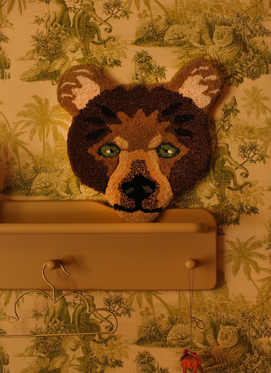Doing Goods Archie Geruite Beer Dierenkop hanger - detail 5 bruin
