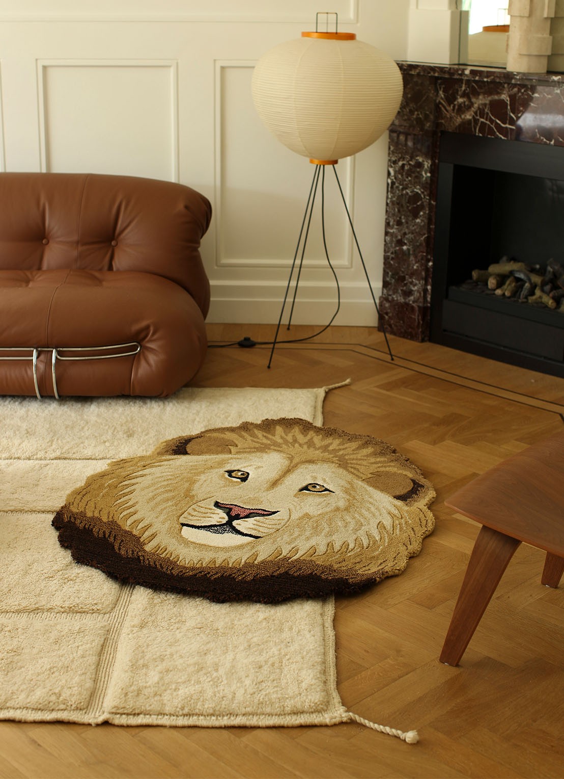 Doing Goods Ari Lion Head vloerkleed 95 x 113 cm - voorkant 4 lichtbruin