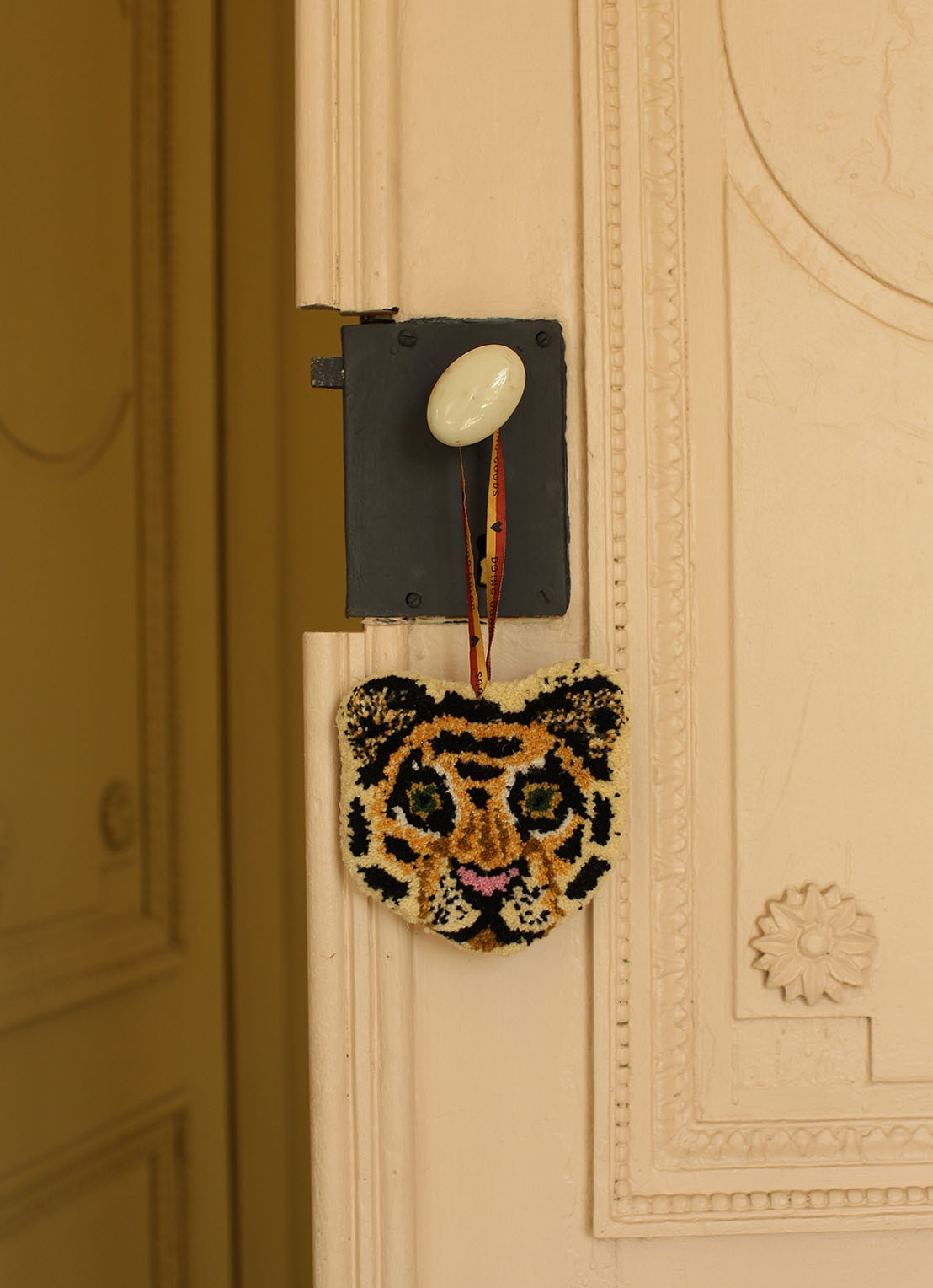 Doing Goods Cloudy Tiger Cub hanger 18 cm - detail orange