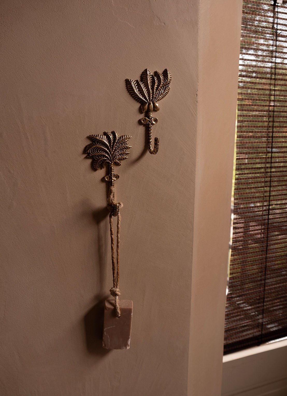 Doing Goods Devi Palmtree wandhaak set van 2  - detail 3 goud