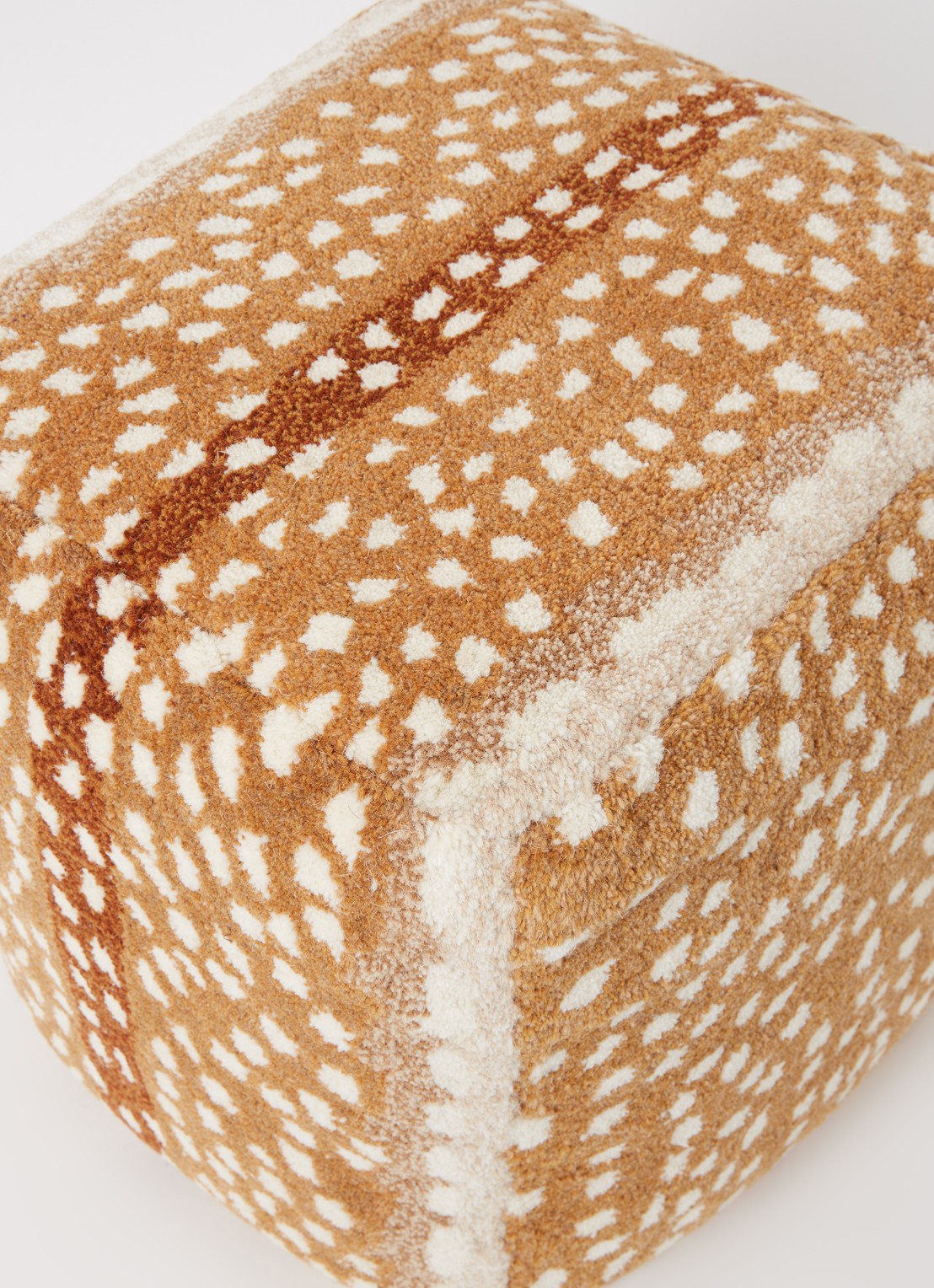 Doing Goods Fawn poef small 50 cm - detail lichtbruin