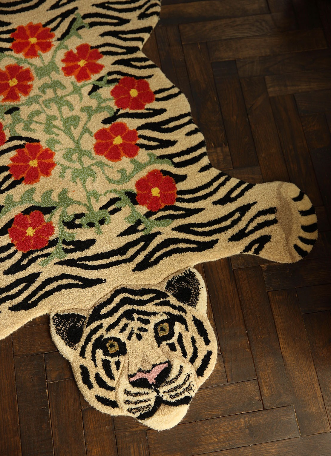 Doing Goods Floral White Tiger Large vloerkleed 155 x 93 cm - detail 2 zand