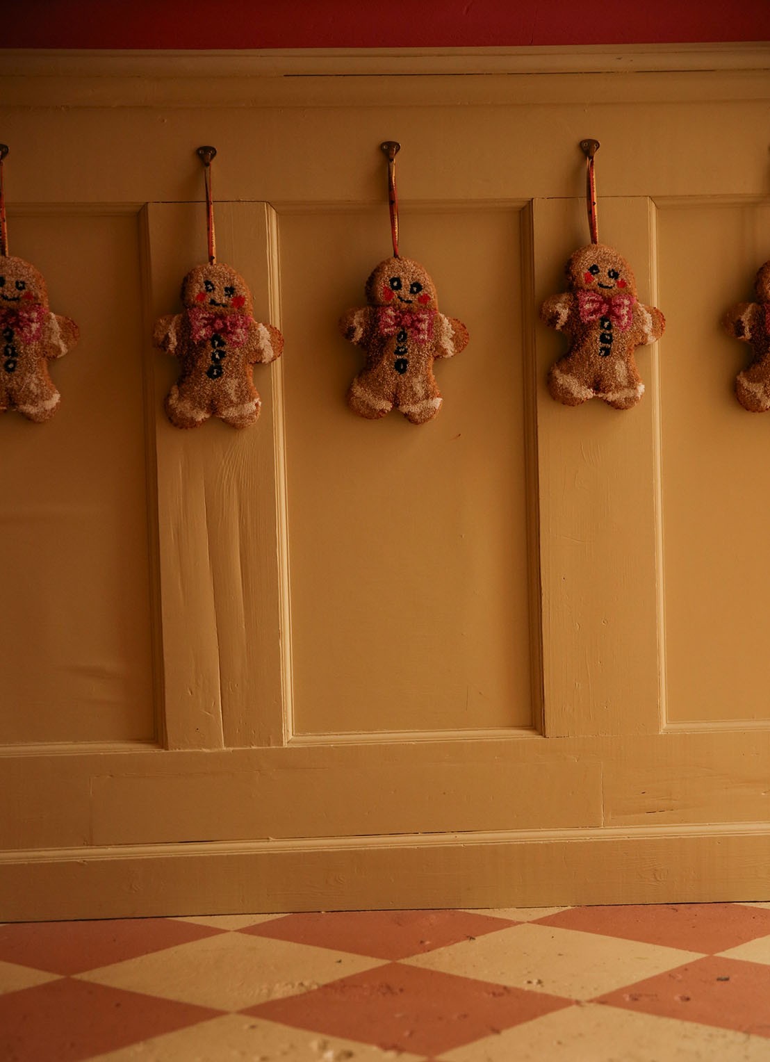 Doing Goods Ginger Bread hanger - detail 2 bruin
